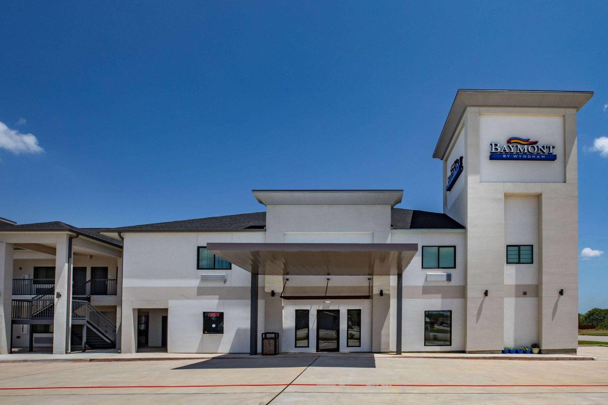 Hotel Baymont By Wyndham Freeport Texas Exterior foto