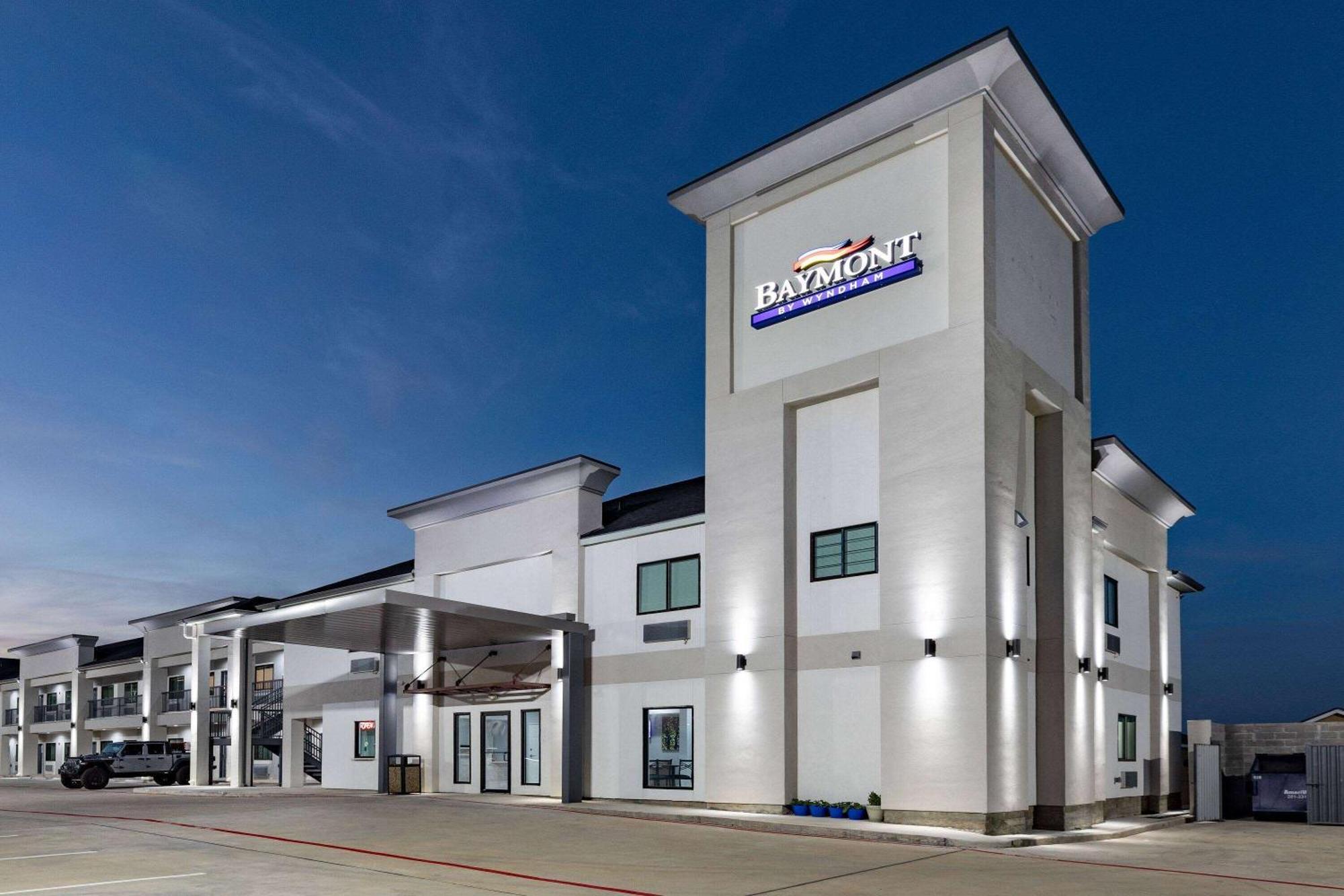 Hotel Baymont By Wyndham Freeport Texas Exterior foto
